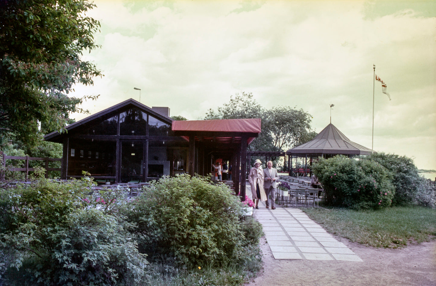 KAIVOPUISTO 1977: Café Ursula - T-paita